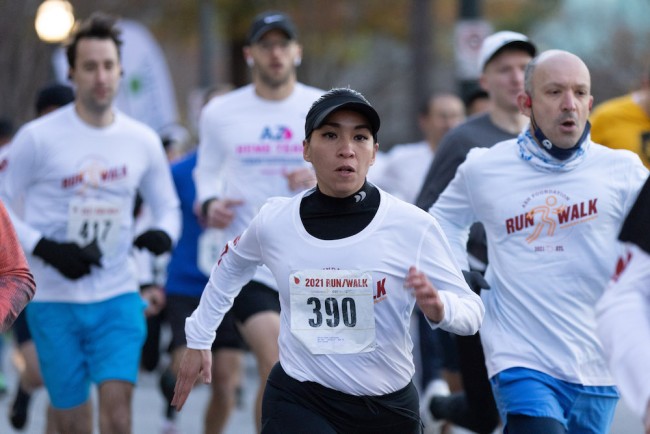 A female runner mixed into the crowd.