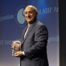 Jonathan Licht receiving the ASH Mentor award